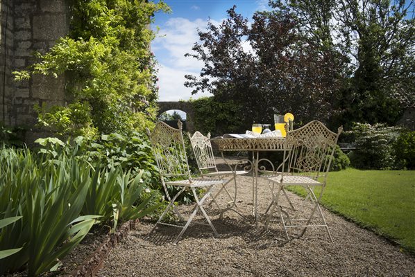 Mallard Grange Cool Drink In Garden